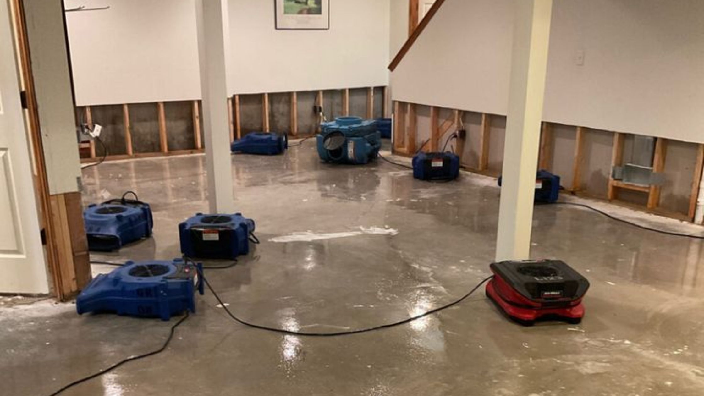 What Does a 24/7 Water Damage Restoration Service Include?